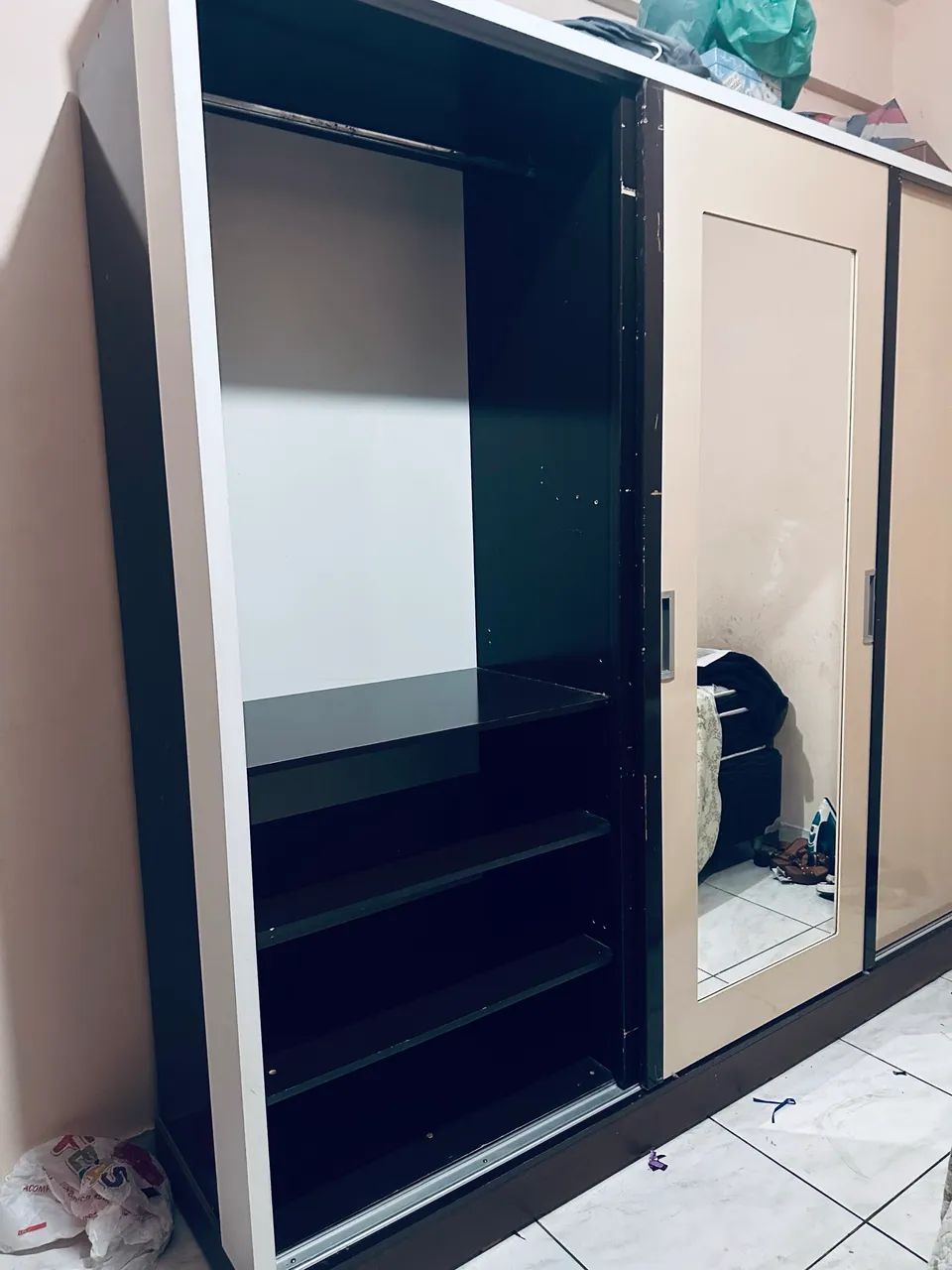 Guarda-roupa 3 portas com espelho - Excelente estado - Foto 4