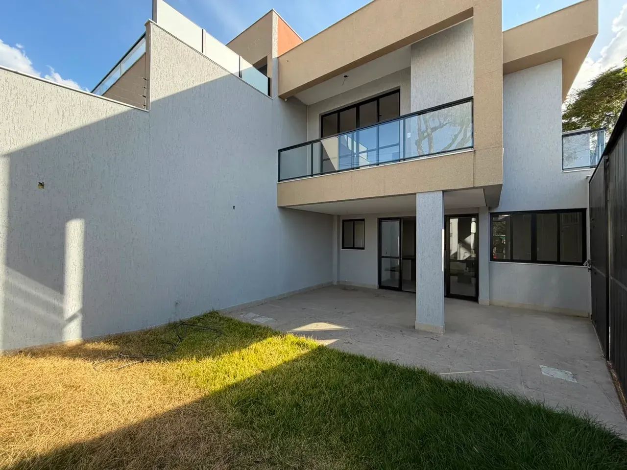 Casa Duplex com 3 quartos sendo 1 suíte 3 banheiros 2 vagas