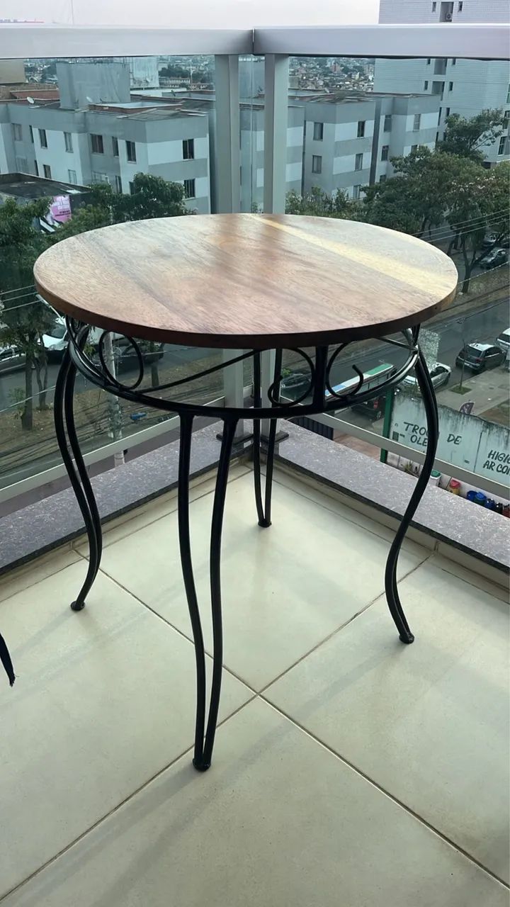 Mesa de madeira rústica 
