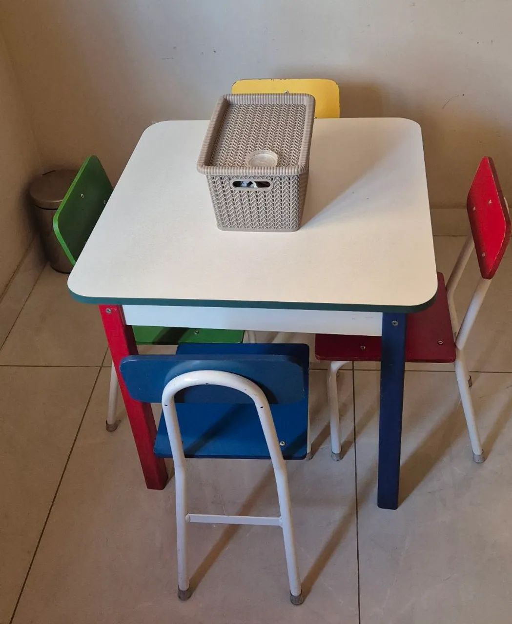 Mesinha infantil MDF com 4 cadeiras. - Foto 2
