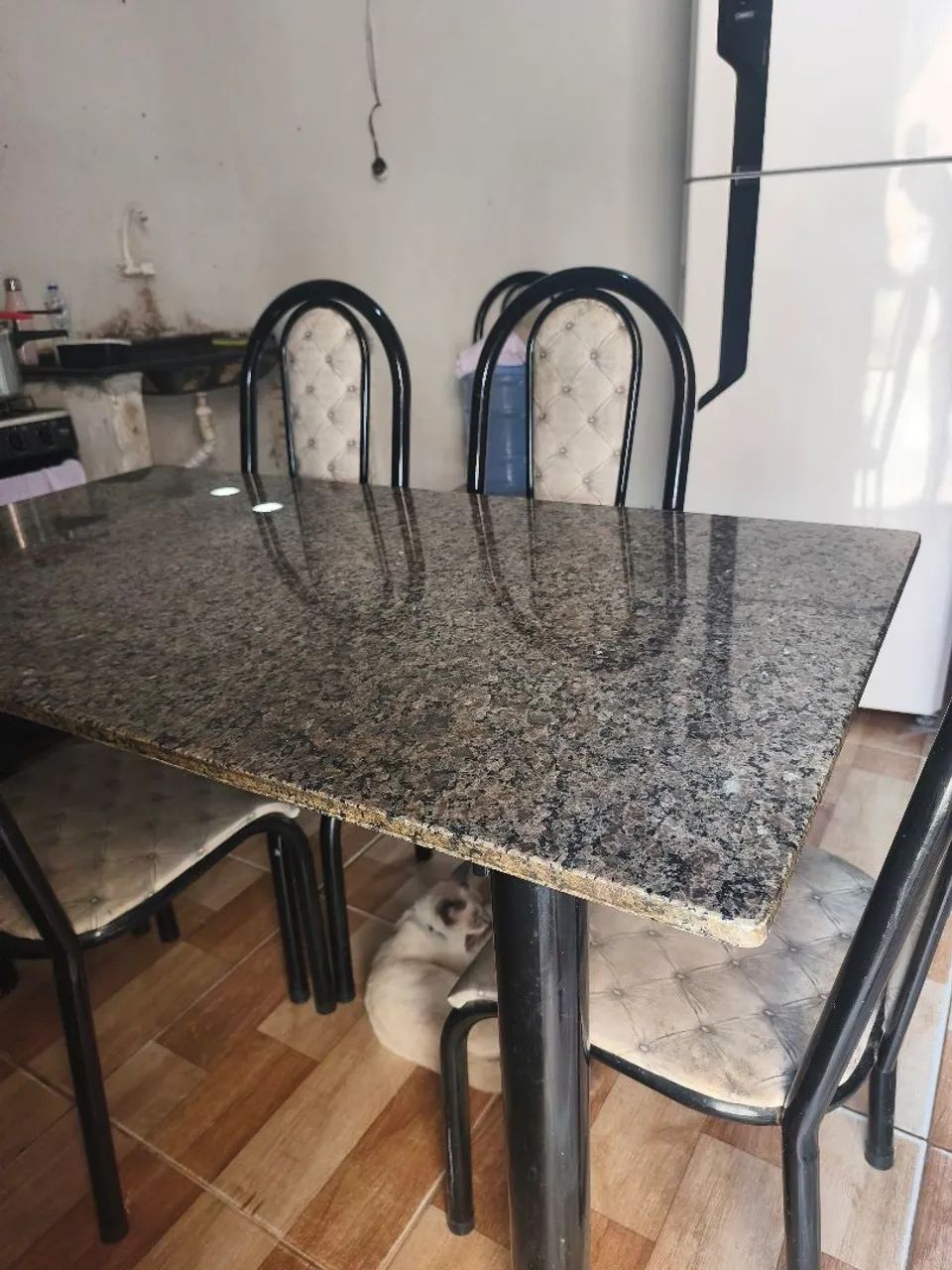 Mesa de mármore, 6 cadeiras.