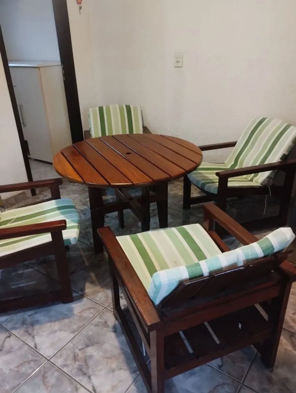 Vendo conjunto de mesa de madeira angelim 