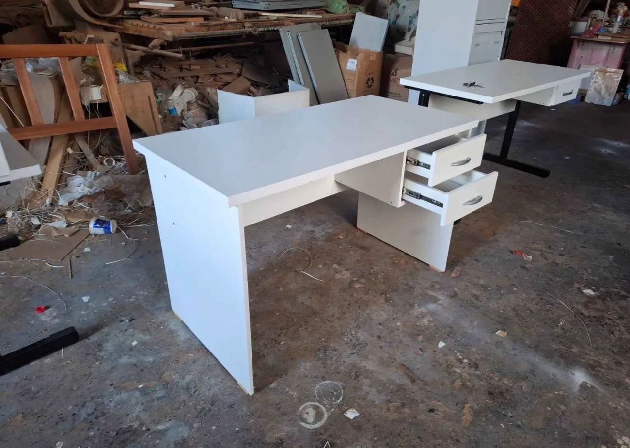 Mesa de Escritório em MDF com tampo grosso e 2 Gavetas - Nova - Foto 4