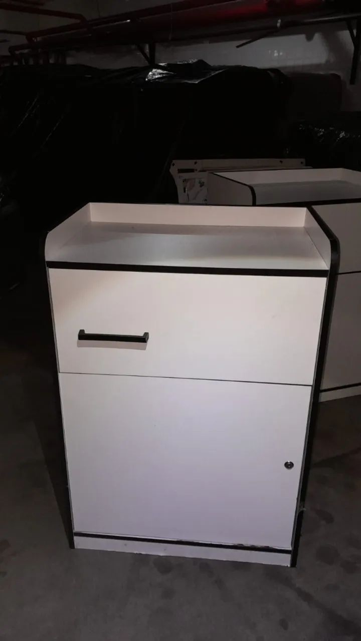 Balcão em MDF branco com porta e chave - 8 unidades disponíveis