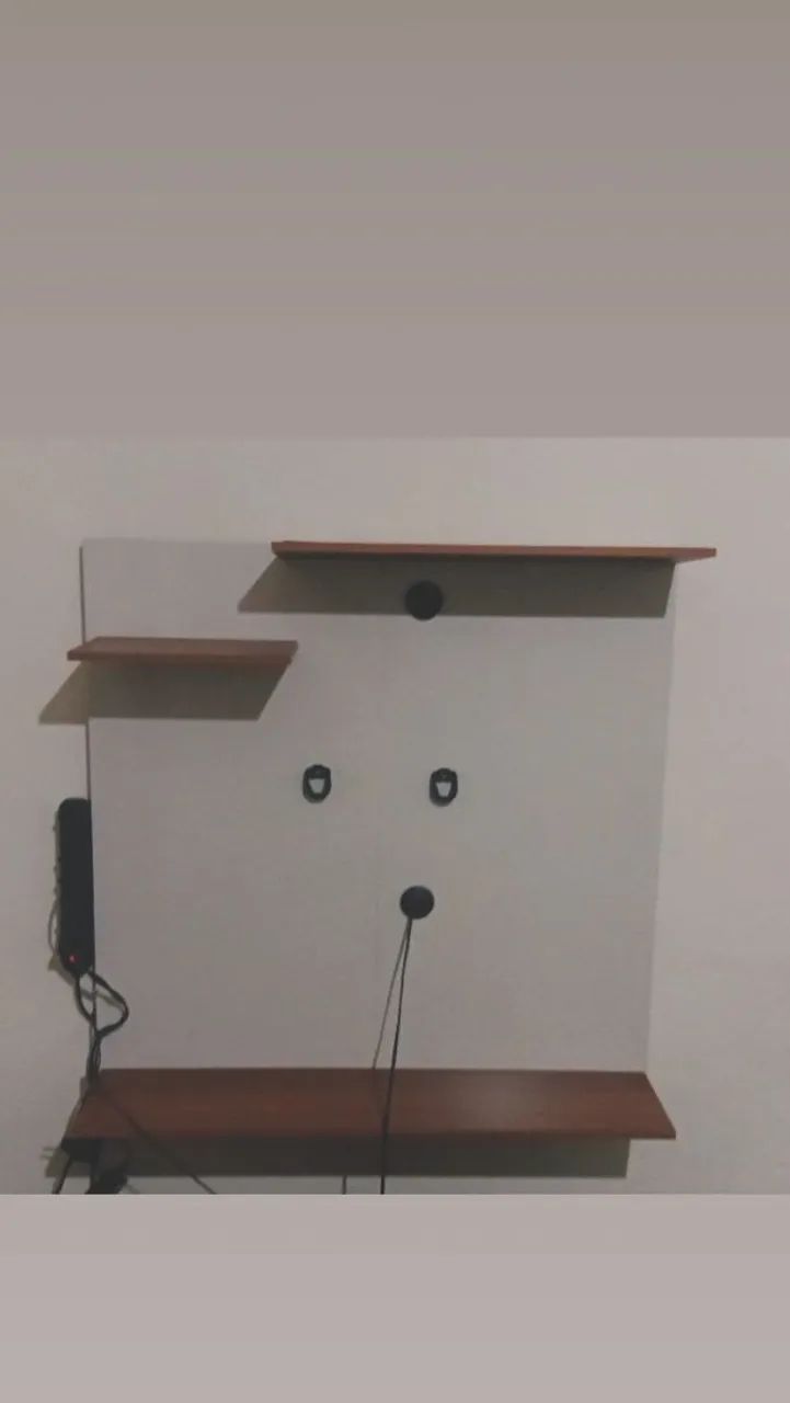 Painel de tv com prateleiras 