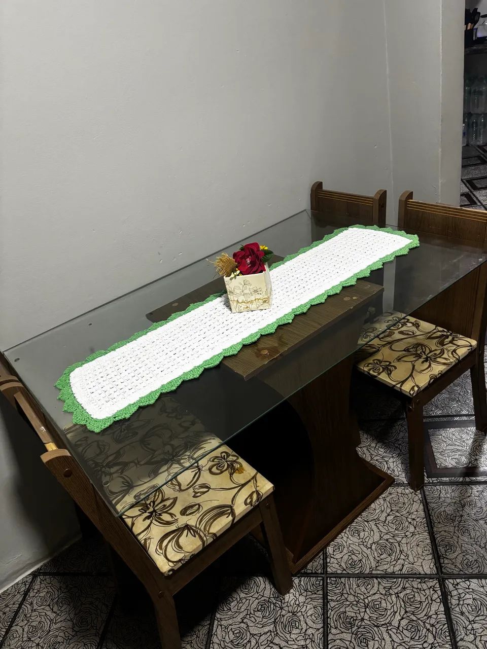Mesa de vidro com 4 cadeiras  - Foto 2