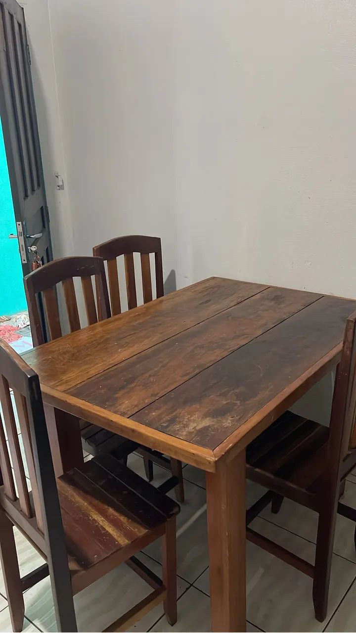 Mesa de madeira com 4 cadeiras 