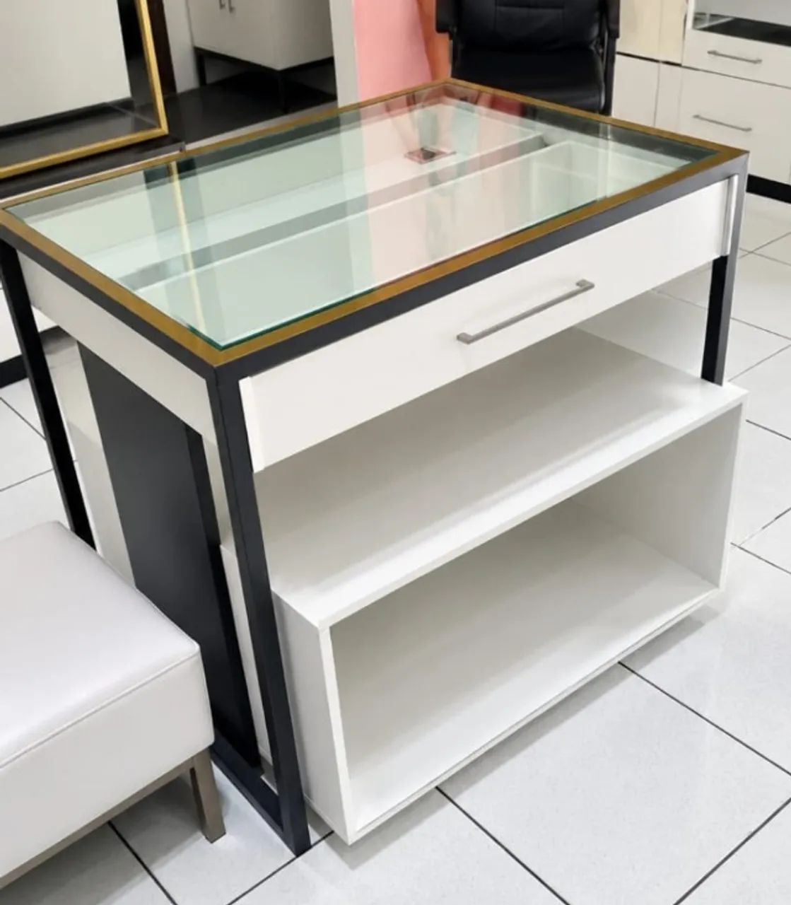Mesa expositora de centro para loja seminova vidro e preto