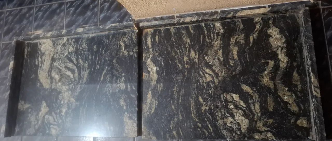 2 Pedras de granito trabalhada com cantoneiras com 1,10mCompr. x 071cm larg.$500