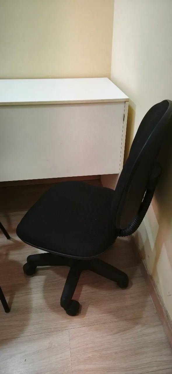 Mesa simples MDF branca e 2 cadeiras pretas em bom estado - Foto 3