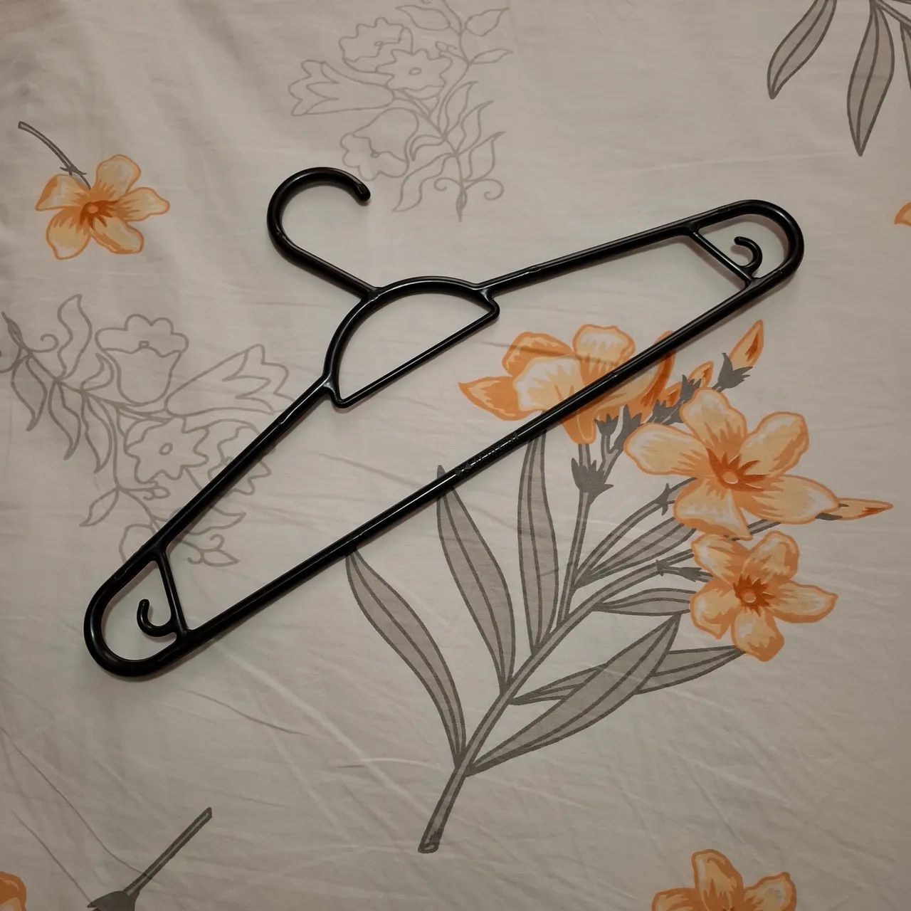 50 Cabides de roupa na cor preta