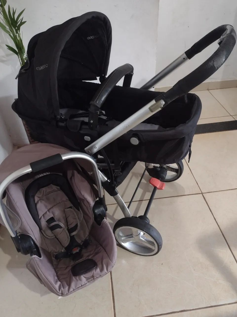 Carrinho moisés com bebê conforto 