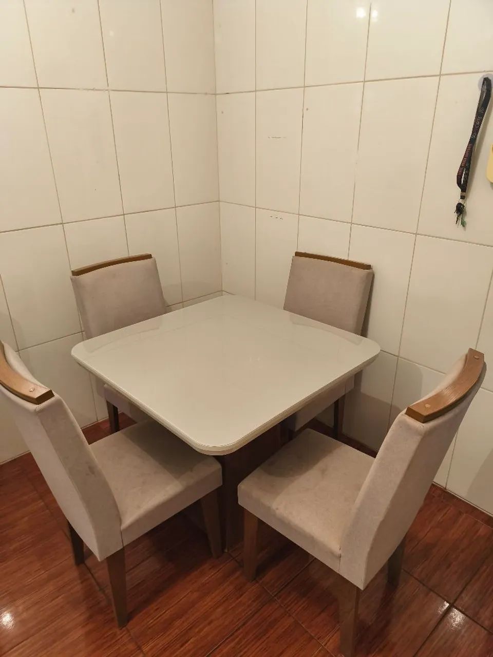 Mesa 4 cadeiras com tampa de vidro 