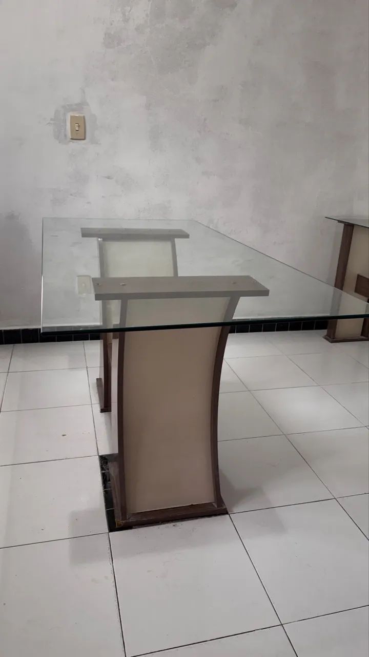 Mesa sem cadeiras com aparador 