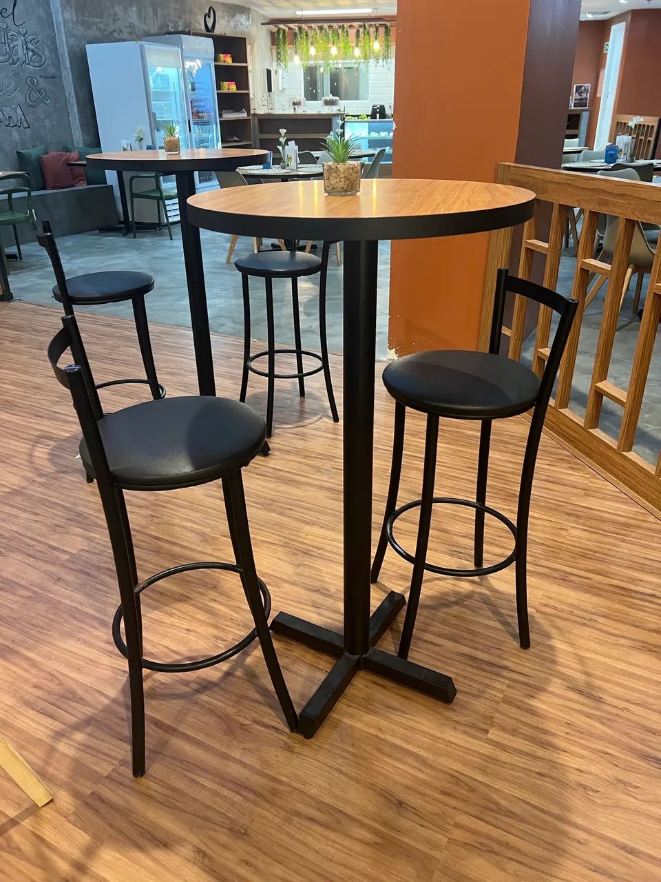 Mesa e banquetas 