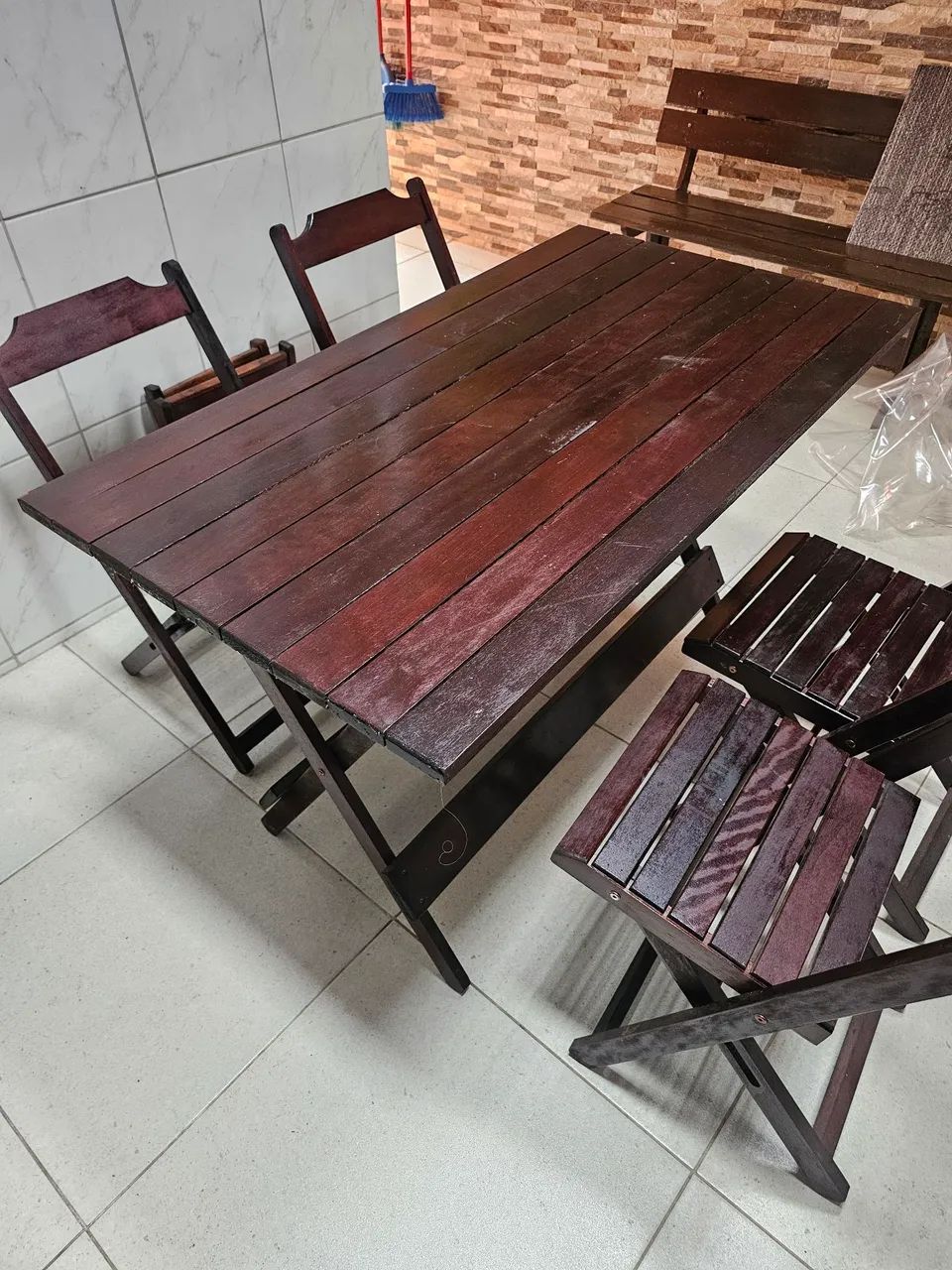 Mesa e quatro cadeiras de madeira. - Foto 3