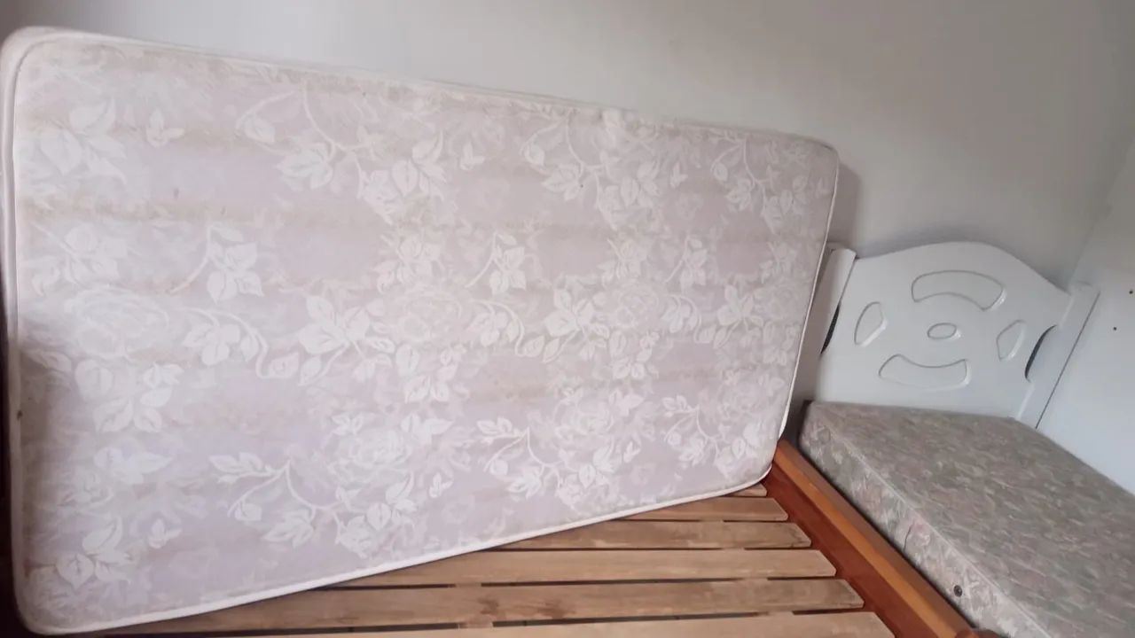 Cama solteiro com baú e colchão.Conservada - Foto 4