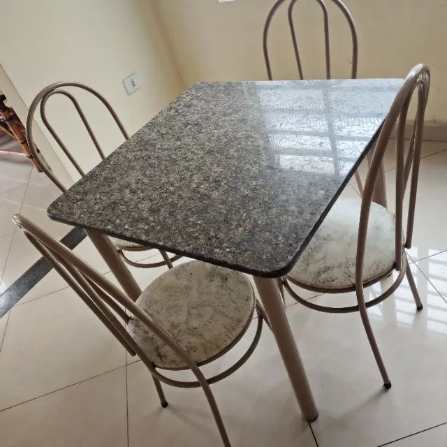 Mesa de mármore com 4 cadeiras  - Foto 2