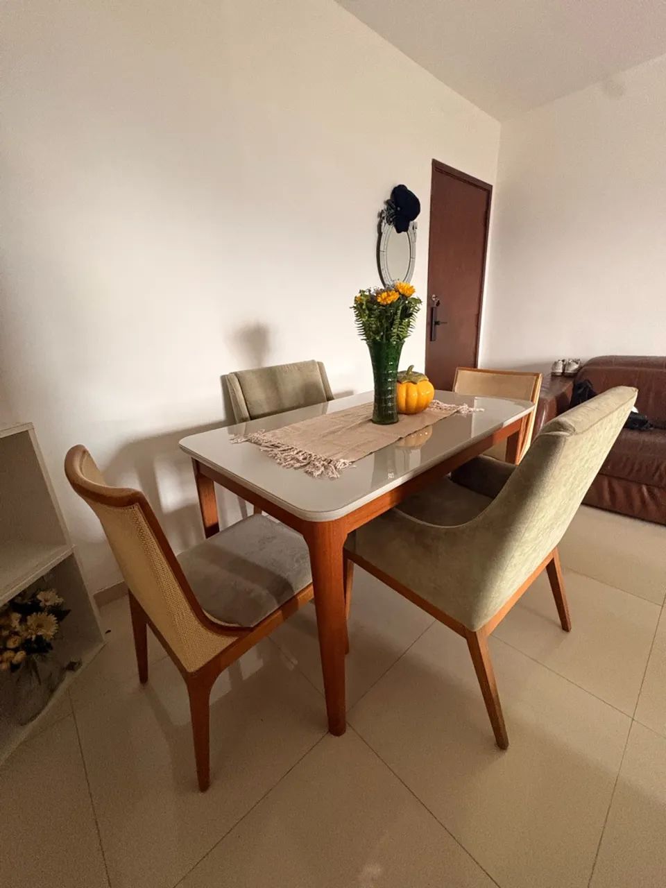 Mesa de Madeira Maciça com 4 cadeiras - Foto 2
