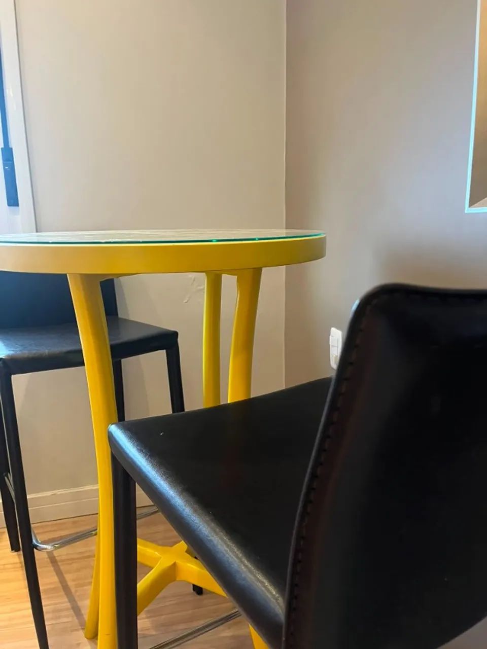 Mesa alta amarela com vidro e com 02 banquetas - Foto 2