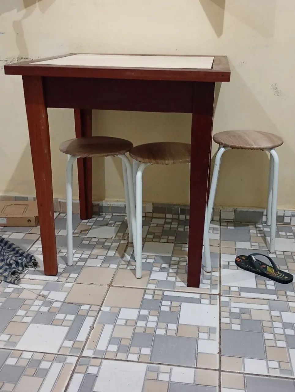 Mesa com 4 bancos