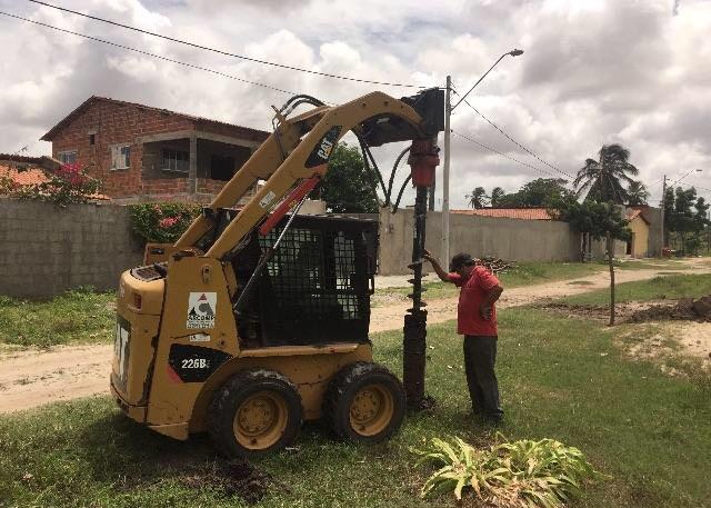 Bob cat com perfuratriz
