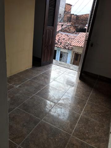 Alugo uma casa no segundo piso bem pertinho do centro - Foto 4