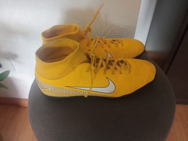 chuteira de botinha amarela