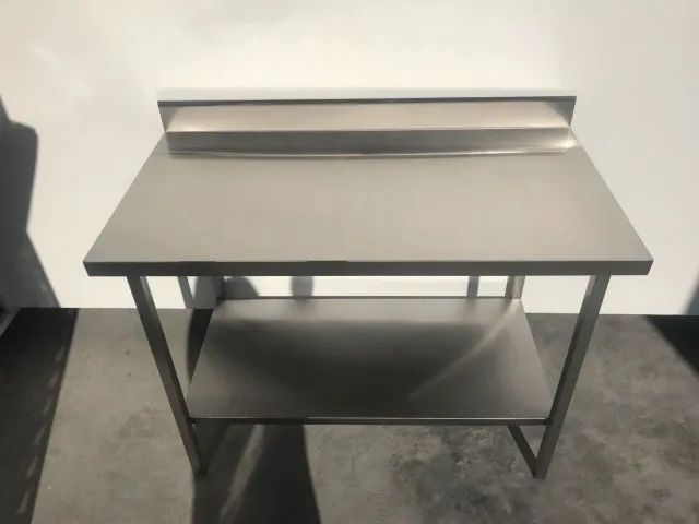 Mesa industrial nova com prateleira lisa