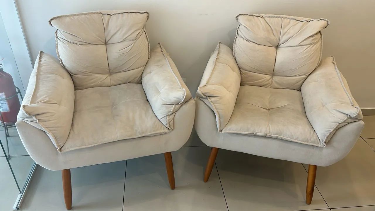Par de Poltronas em Suede Bege - Conforto e Estilo