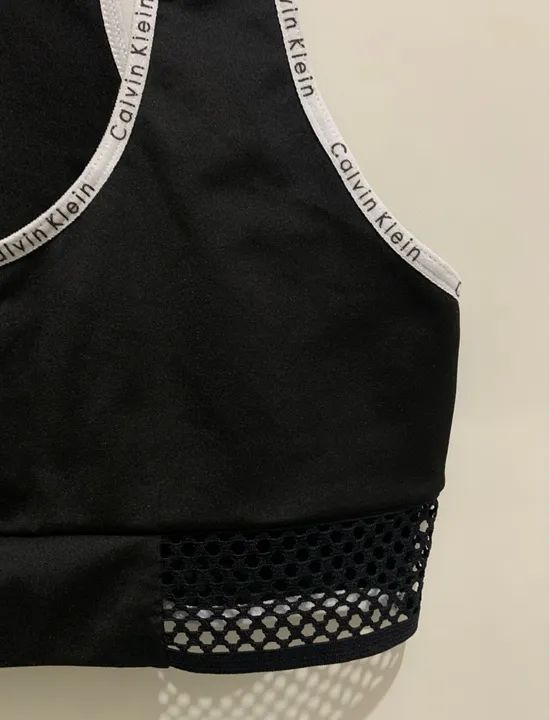 (TAM: P) TOP CALVIN KLEIN PRETO