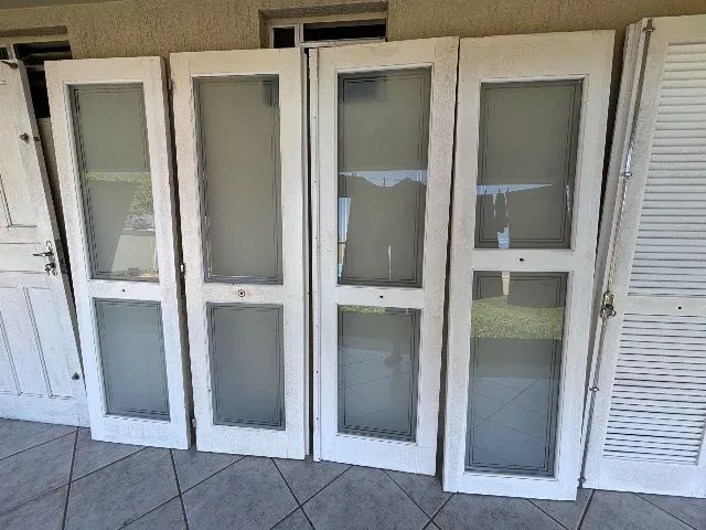 Porta maciça de angelim e portas com vidros para varanda - Foto 3