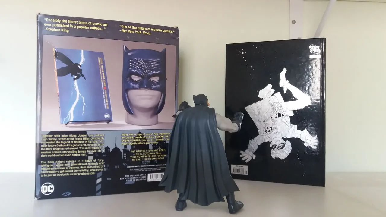 Batman: The Dark Knight Returns - Livro e Máscara - Foto 2