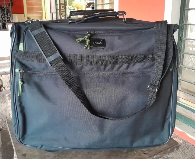 Porta terno italiano, em nylon com detalhes em couro, da marca Ciao!