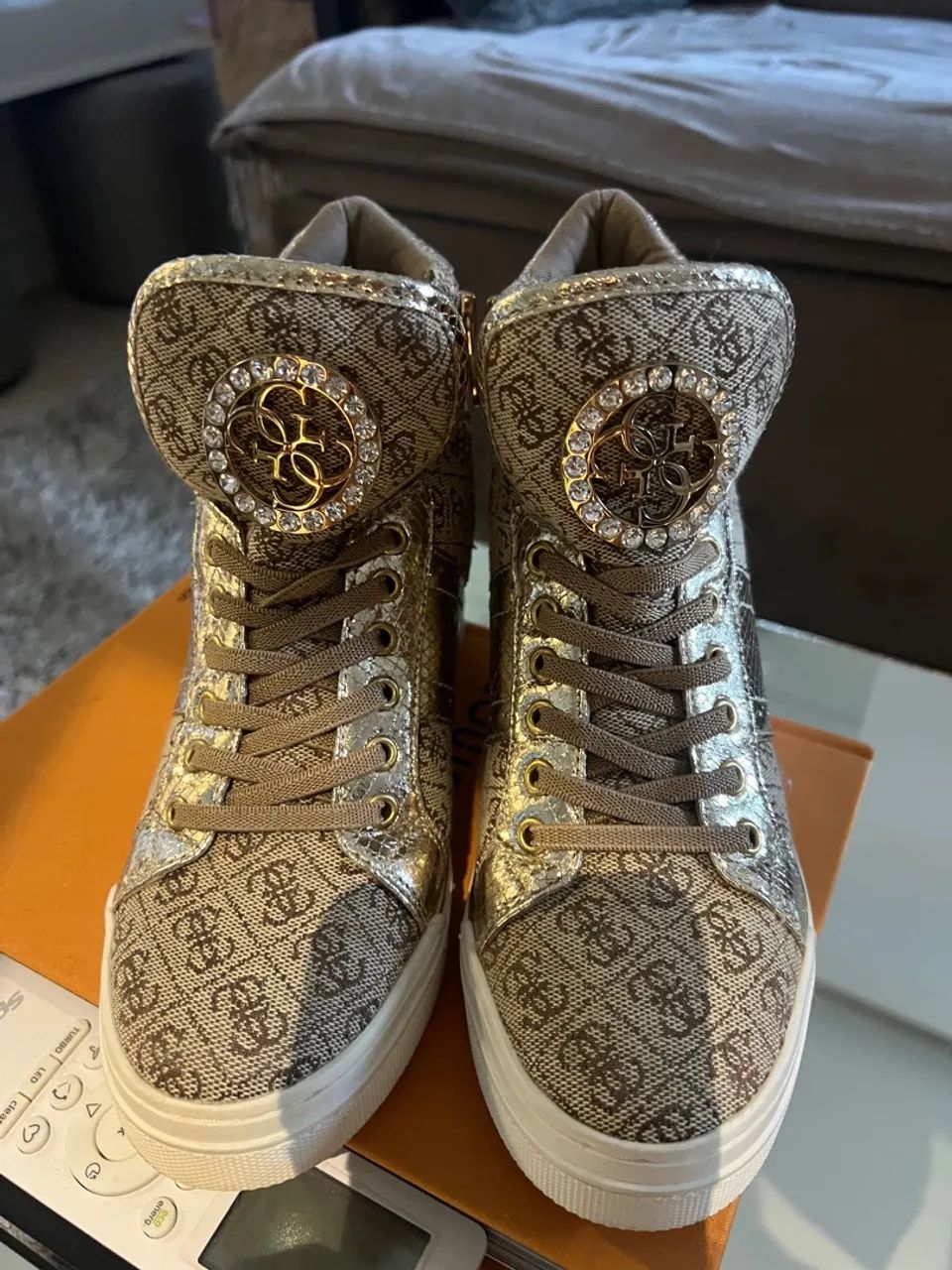 Tênis lindíssimo da Guess comprado na Europa  - Foto 4