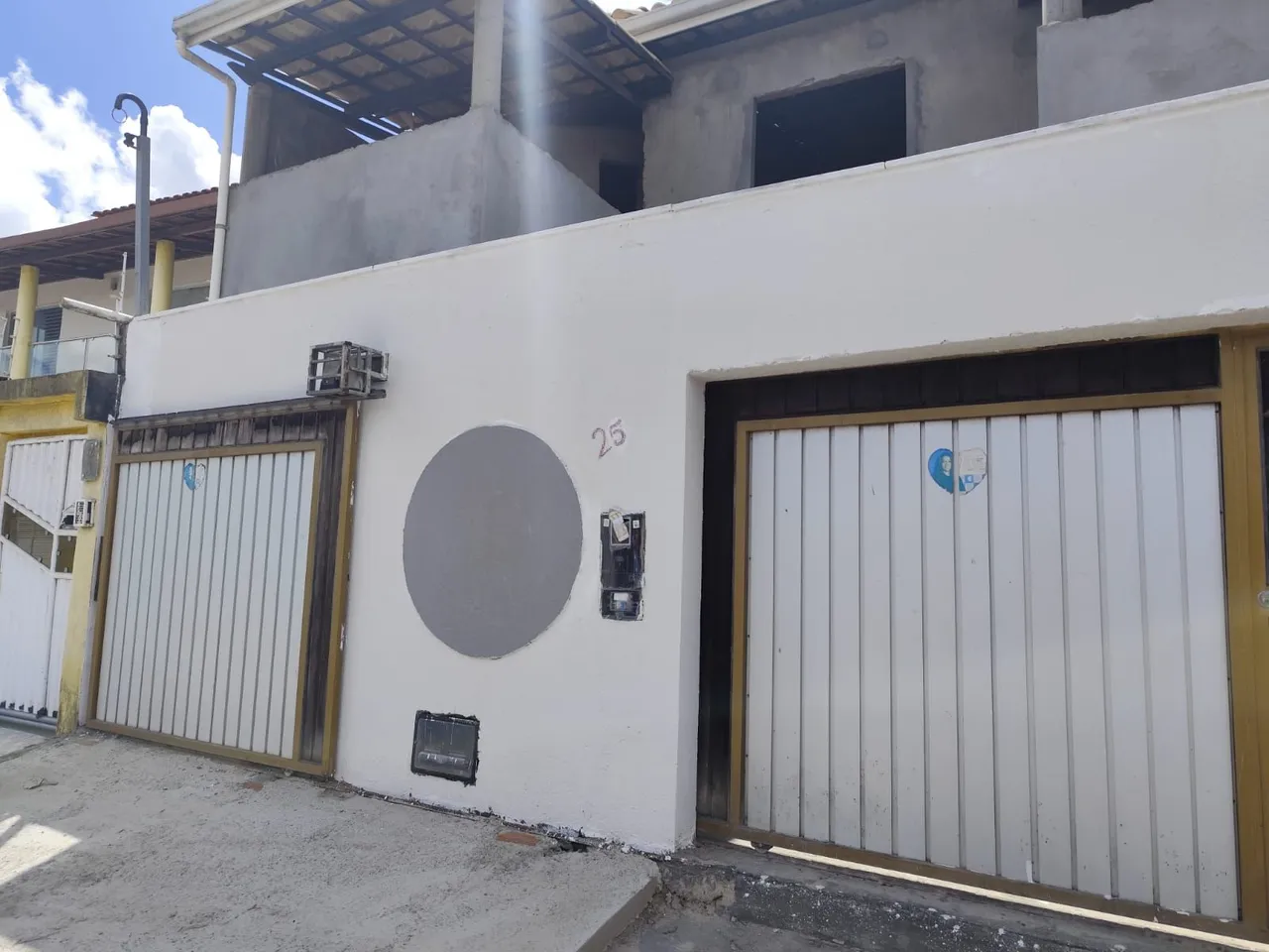 Alugo casa em rua pública no bairro Gabriela