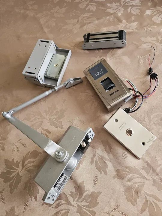 Controle de Acesso Biométrico Intelbras Bio Inox Plus SS 311E + kit de fechadura + mola - Foto 3