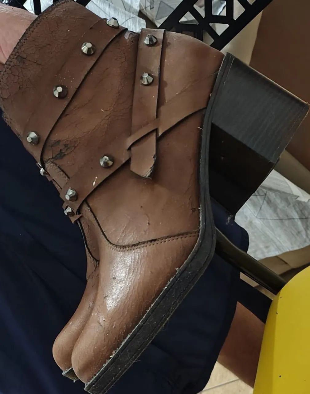 Bota Feminina Marrom com Detalhes