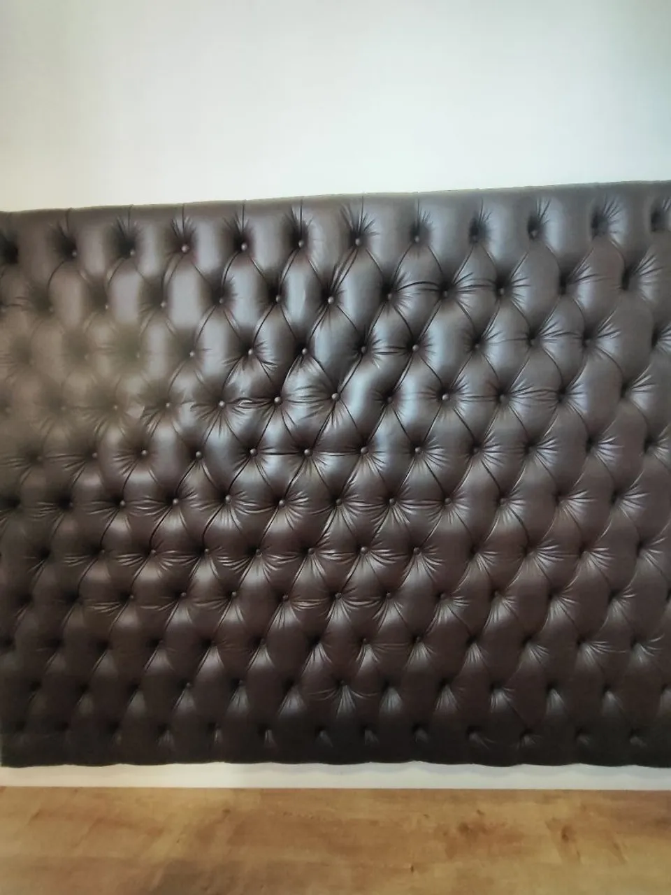 Cabeceira de Cama Estofada em Couro