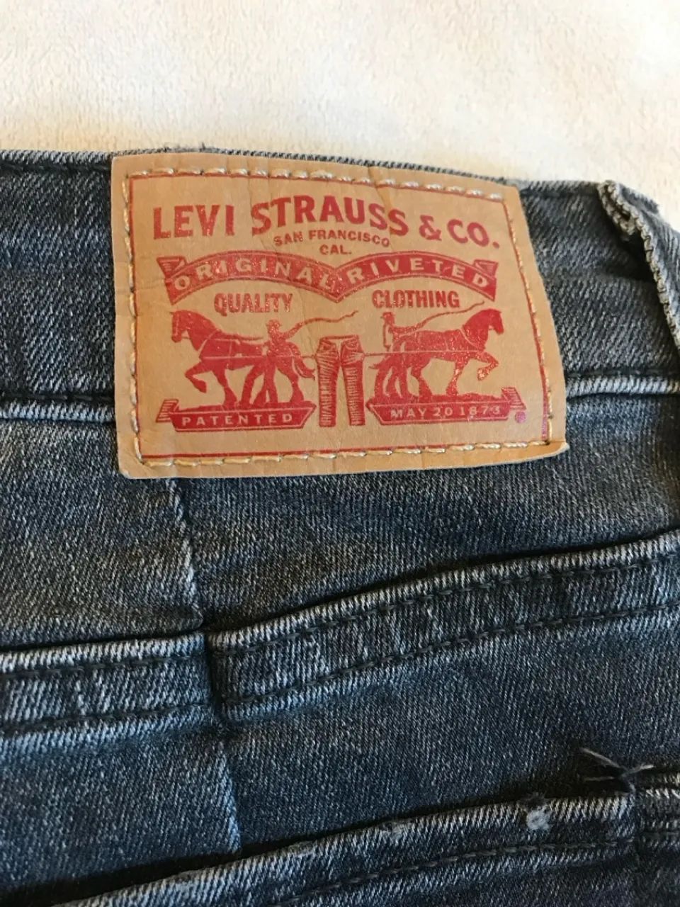 Calça Jeans Preta com Detalhes e Barra Desfiada - Foto 2