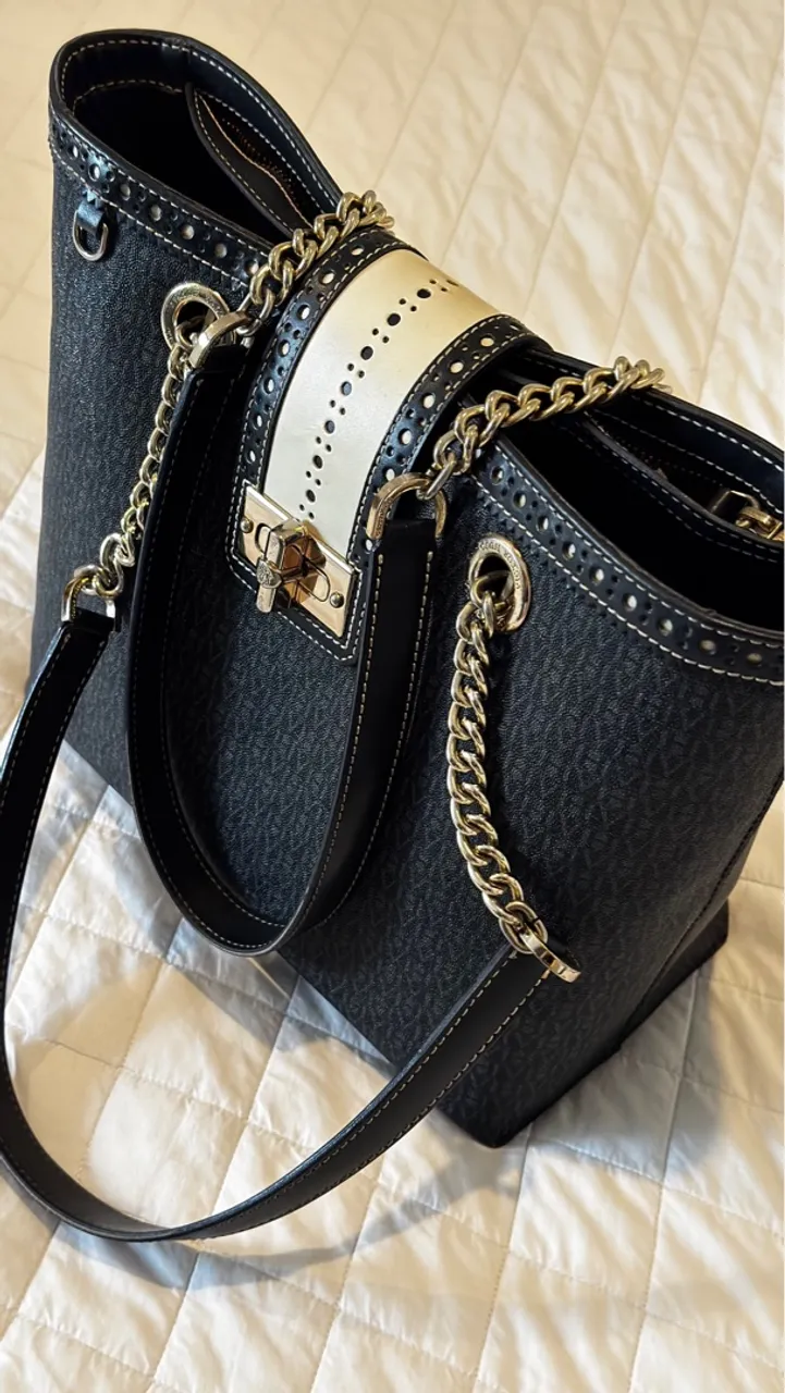 Bolsa Victor Hugo com detalhes em corrente dourada