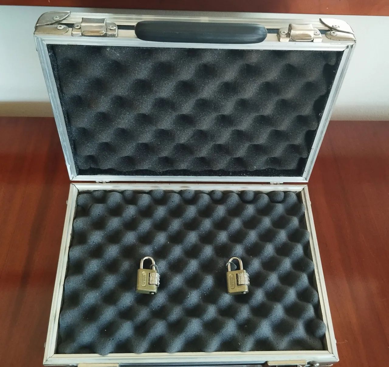 Maleta de transporte preta com fecho de metal e cadeado com senha. - Foto 2