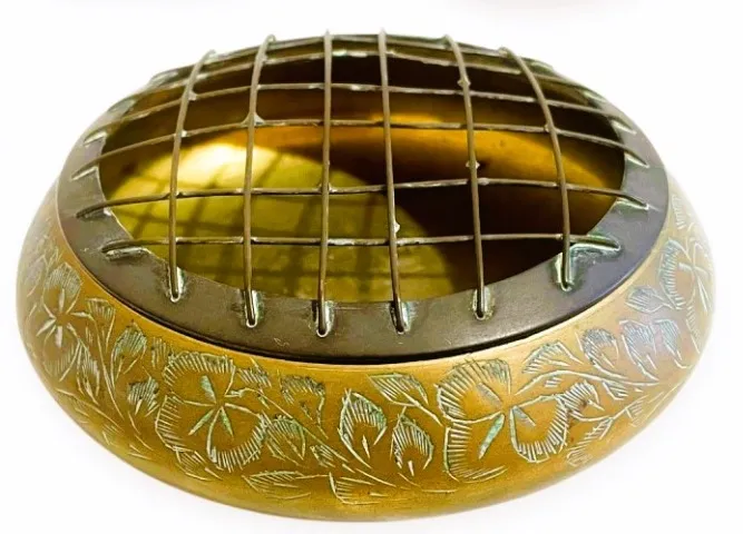 Antiga Floreira em metal dourado indiano ricamente trabalhada em baixo relevo *Descrição