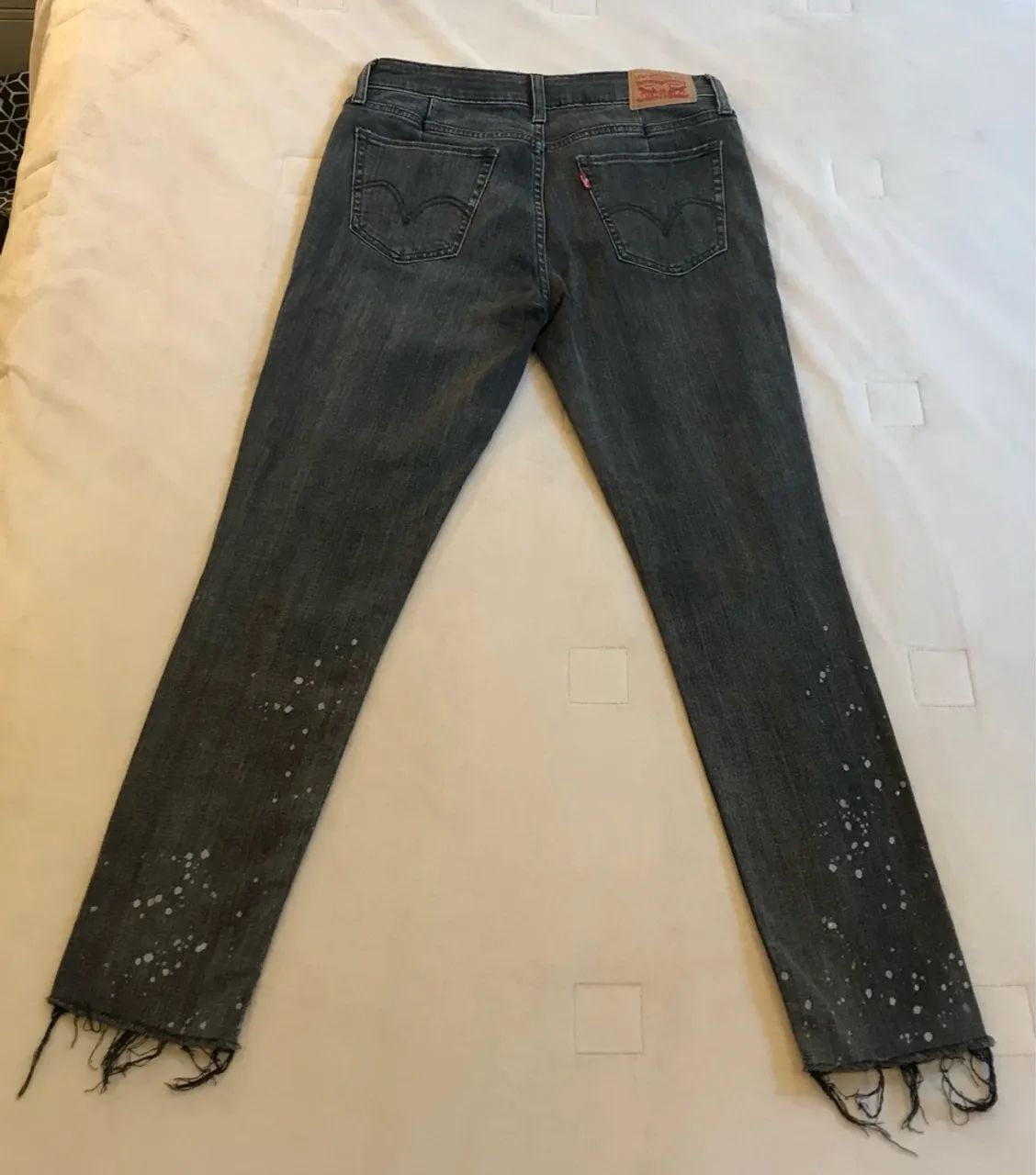 Calça Jeans Preta com Detalhes e Barra Desfiada - Foto 3