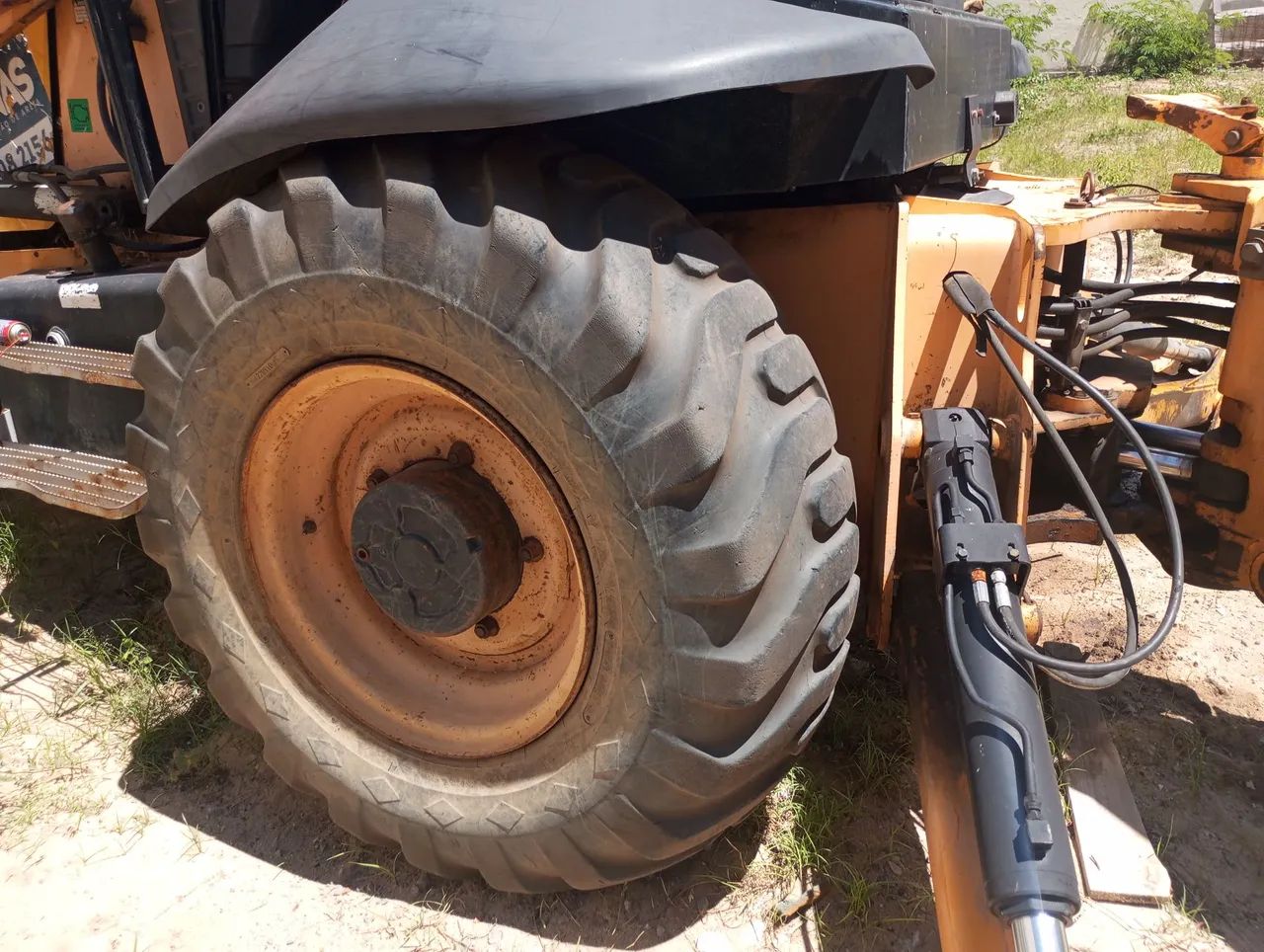 Vendo ótima retroescavadeira 