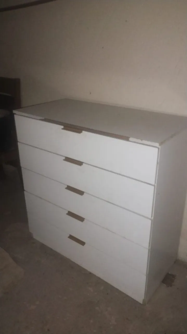 Cômoda branca com gavetas