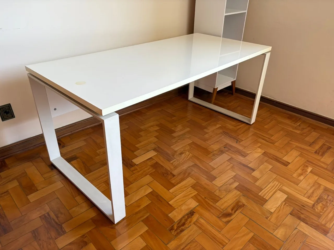 Escrivaninha branca com design moderno