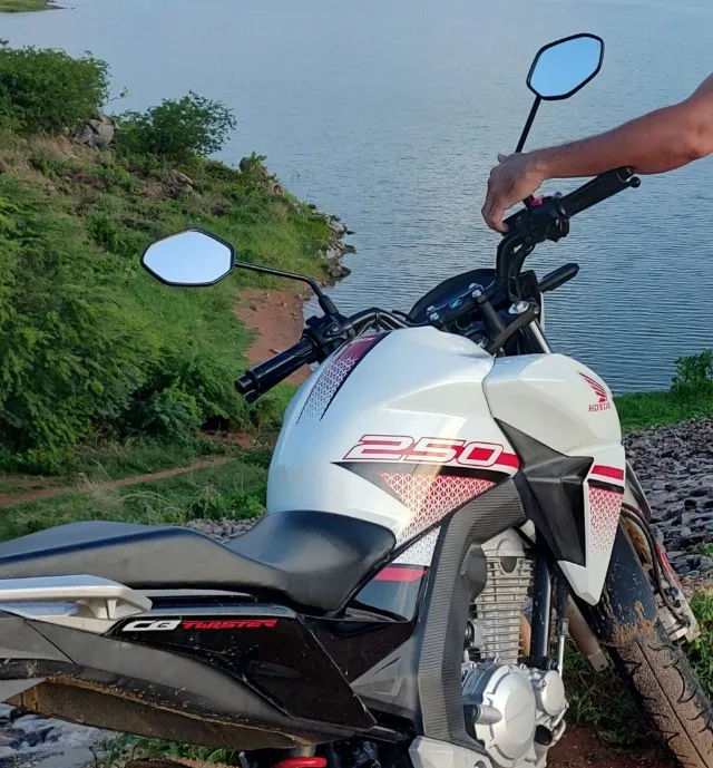 VENDE-SE MOTO CB TWISTER 250CC CBS