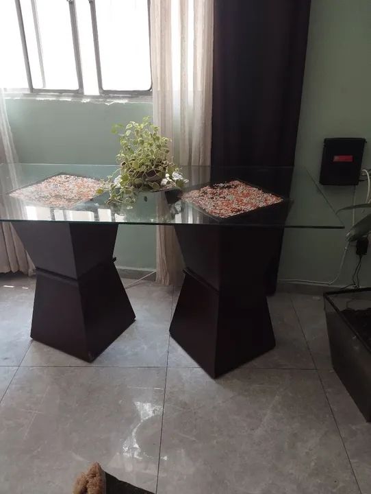 Mesa de centro de vidro com base em madeira