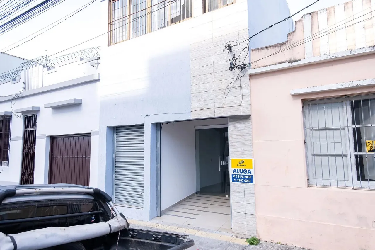 Sala ampla no Centro de Pelotas com 125 m², alarme, piso porcelanato e aquecimento elétric